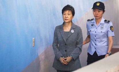 La expresidenta de Corea del Sur, Park Geun-hye, llega ayer a su juicio en Seúl.