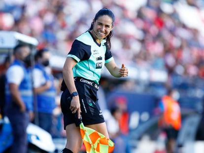 La árbitra mexicana Karen Díaz, durante un partido de la Liga MX el 1 de septiembre de 2022.