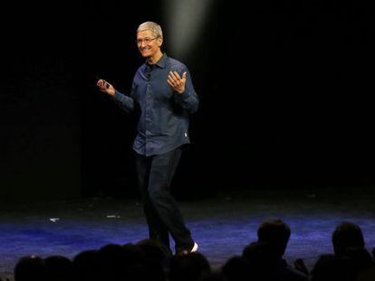 El consejero delegado de Apple, Tim Cook, durante la presentaci&oacute;n de los nuevos iPhone.