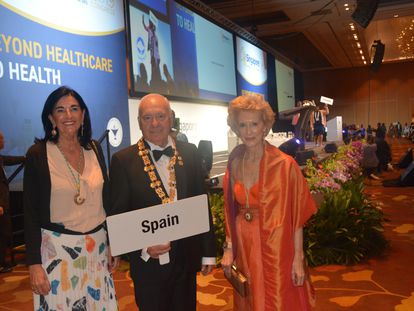 El presidente de la entidad, Florentino Pérez, junto a dos de sus vicepresidentas, en la inauguración del congreso de enfermería en Singapur en 2019.