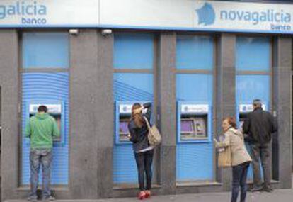Usuarios de los cajeros en una sucursal de Novagalicia Banco.
