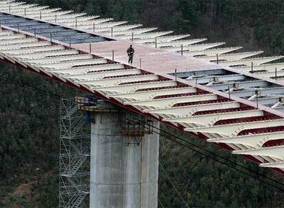 El puente del Regueirón, en la autovía A-63 a su paso por Salas, Asturias, uno de los más complejos construidos hasta ahora en España.