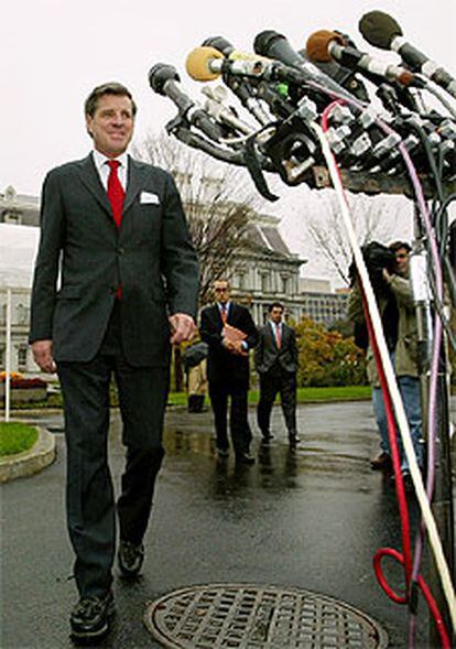 Paul Bremer se dirige a la prensa tras su reunión con Bush en Washington.