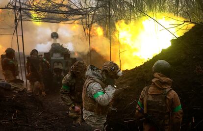 La artillería ucrania dispara hacia el frente durante los intensos combates cerca de Bajmut (Donetsk) este jueves.