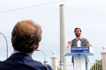 Alberto Núñez Feijóo escucha a Pablo Casado en un mitin en As Pontes (A Coruña) el pasado sábado.