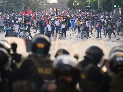 La Policía Nacional de Perú se enfrenta a los manifestantes en el centro de Lima.