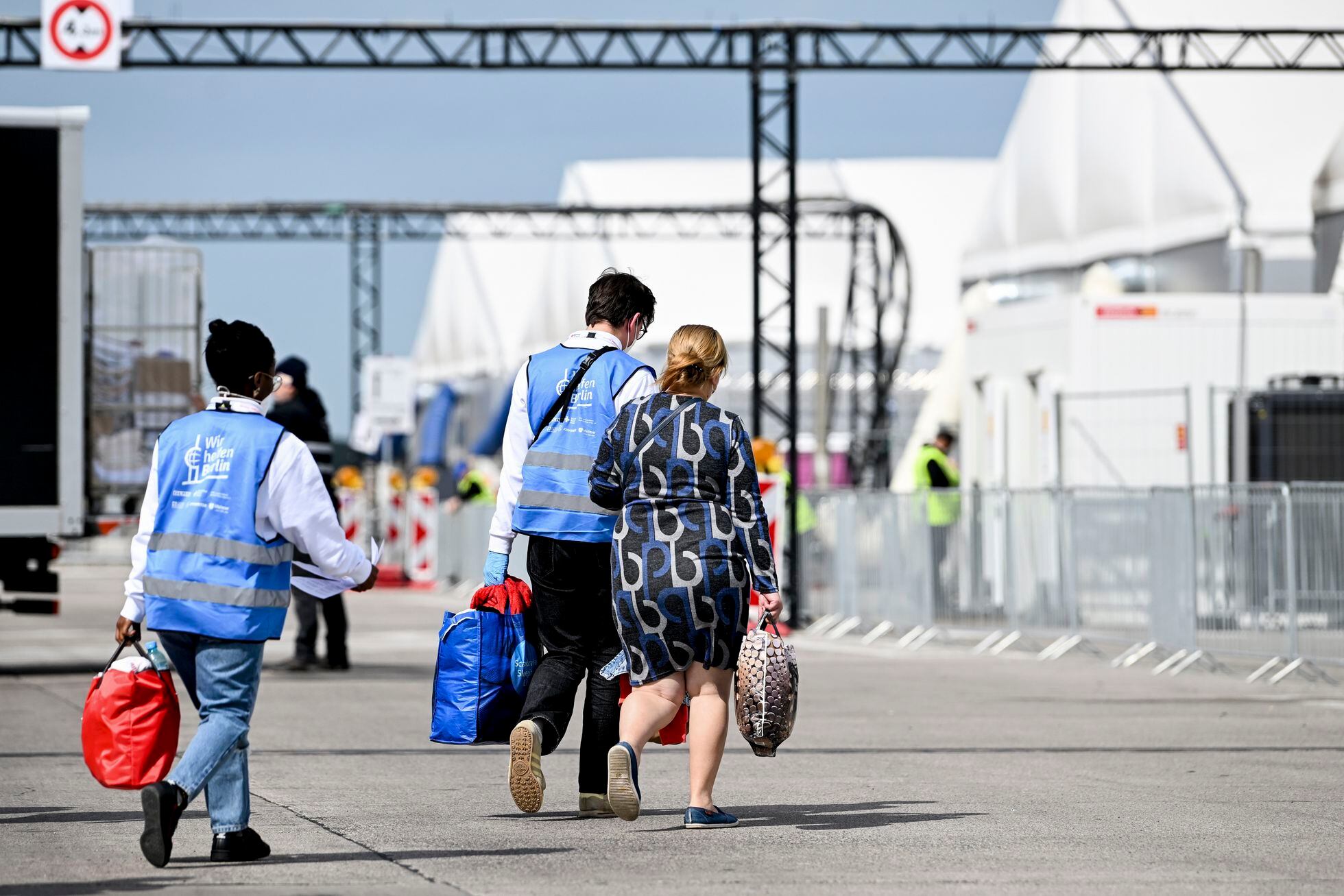 Trabajadores del centro de refugiados de Tegel reciebn a una mujer el 19 de mayo. 