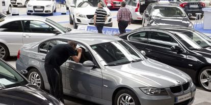 Varias personas observan un coche.