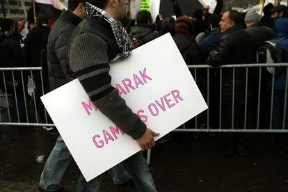 Un manifestante en Nueva York apoya al movimiento egipcio contra Mubarak con un cartel que reza "Mubarak, game is over" ("Mubarak, el juego ha terminado").