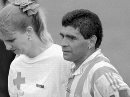 Maradona abandona el Foxboro Stadium de Boston junto a la auxiliar de la FIFA Sue Carpenter, el 25 de junio de 1994.