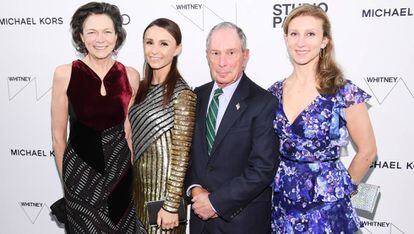 Diana Taylor y Michael Bloomberg, con las dos hijas del empresario, Georgina (a su izquierda) y Emma, el pasado abril en Nueva York.