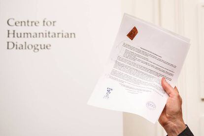 El director ejecutivo del centro para el diálogo humanitario de la Fundación Henri Dunant, el neozelandés David Harland, muestra el comunicado de la banda terrorista ETA en el que anuncia el fin de su trayectoria, en Ginebra (Suiza).