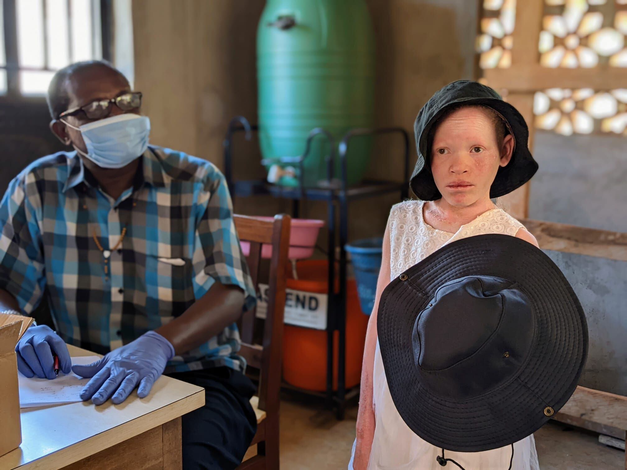 Una niña con albinismo acude a las consultas médicas que se realizan en Uganda, donde Beyond Suncare trabaja junto a otras organizaciones locales.
