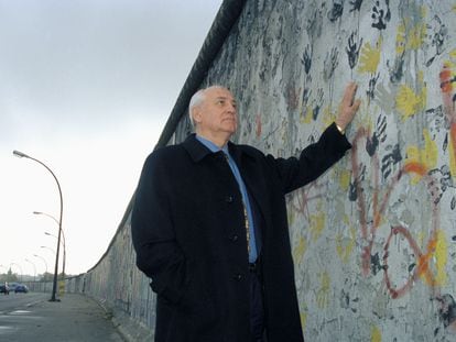 Mikhail Gorbachov en el Muro de Berlín, en 1998.