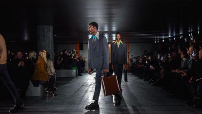 Varios modelos presentan las creaciones de la casa de moda italiana Prada en la semana de la moda masculina de Milán (Italia) el 15 de enero de 2023.