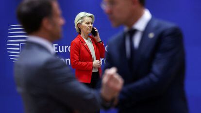 El presidente de Francia, Emmanuel Macron, el primer ministro de los Países Bajos, Mark Rutte, y la presidenta de la Comisión Europea, Ursula von der Leyen, durante una cumbre informal de líderes de la Unión Europea en Bruselas, este miércoles.