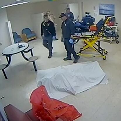 Una sábana cubre el cuerpo de Irvo Otieno, un hombre negro de 28 años, después de que el personal médico intentara reanimarlo sin éxito tras un altercado con agentes del sheriff de Virginia en un hospital psiquiátrico estatal.