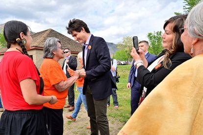 El primer ministro de Canadá, Justin Trudeau, saludaba el lunes a los miembros de la comunidad de Tk'emlups te Secwepemc, en un evento conmemorativo que marca el primer aniversario del descubrimiento de tumbas sin marcar de niños indígenas en Kamloops, en la Columbia Británica.
