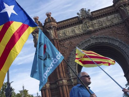 Uno de los manifestantes durante la concentración convocada este martes en Barcelona en apoyo a la declaración unilateral de independencia de Cataluña.