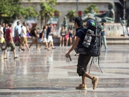 Un mochilero camina por Valencia.