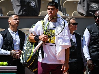 Carlos Alcaraz, antes de empezar un entrenamiento en Roland Garros.