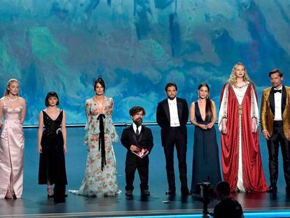 El elenco de Juego de Tronos recogiendo el Emmy a la mejor serie.