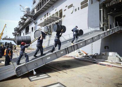 Unos marines cargan el USS Iwo Jima, este viernes, en el puerto de Norfolk (Virginia).