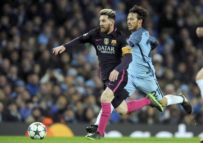 Messi y Silva pugnan por el balón.