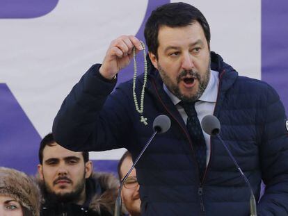 Matteo Salvini, con un rosario en la mano, durante un mítin en Milán.