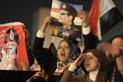 Partidarias del general Al Sisi celebran el resultado del refer&eacute;ndum constitucional, el s&aacute;bado en El Cairo. 