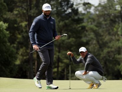 Rahm y Koepka, en el green del 18.