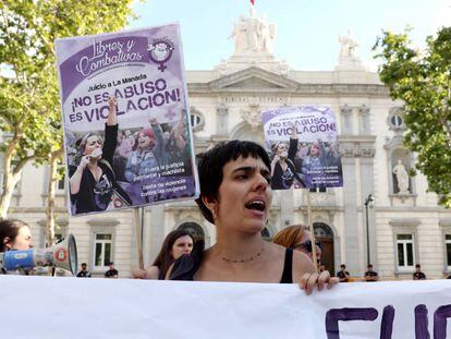 Organizaciones feministas de Madrid se concentran bajo el lema ¡Basta ya de justicia patriarcal!, el pasado viernes 21 de junio frente al Tribunal Supremo, tras conocerse la sentencia que condena a los cinco miembros de La Manada a 15 años de prisión por un delito continuado de violación.