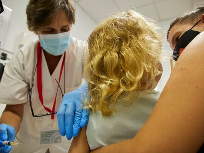 Una niña de cinco años es vacunada de la gripe en un centro de salud de Sevilla.