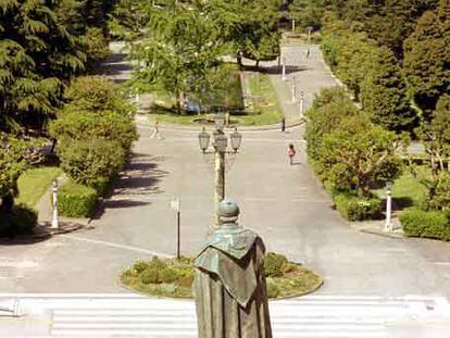 Campus de Santiago, con la escultura de Figueroa que costearon los figueroístas, en primer plano.