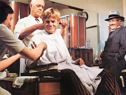 Robert Redford se hace la manicura en 'El golpe' (1973). Paul Newman se parte de risa, al fondo.