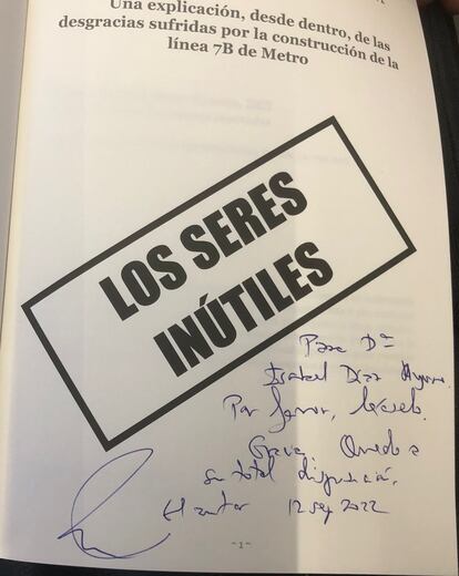 Foto de la dedicatoria a Isabel Díaz Ayuso.