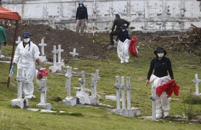 Expertos forenses de la Jurisdicción Especial para la Paz trabajan durante una jornada de exhumación en el cementerio de Dabeiba, en el departamento de Antioquia, el 11 de marzo de 2021.