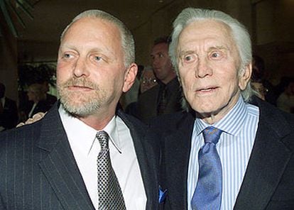 Eric Douglas, con su padre, Kirk, en una fotografía tomada en marzo de 2001.