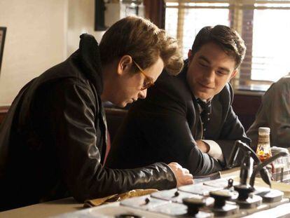 Dane DeHaan como James Dean (izquierda) y Robert Pattinson, como Dennis Stock, en &#039;Life&#039;.