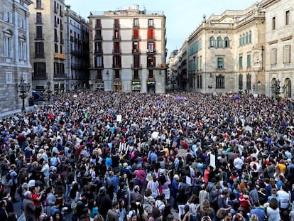 La plaça de Sant Jaume, plena de gom a gom.