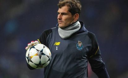 Casillas, durante un partido con el Oporto.