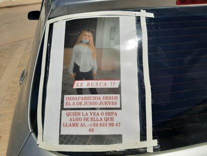 Uno de los carteles pegados a un coche con la fotografía de la joven de 17 años Rocío Caíz, que desapareció el pasado jueves 3 de junio.
