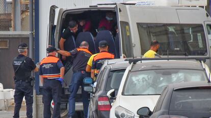 Transporte de menores marroquíes a su país en Ceuta el 14 de agosto de 2021.