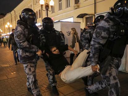 La policía rusa detiene a varios manifestantes el 21 de septiembre de 2022 en Moscú.