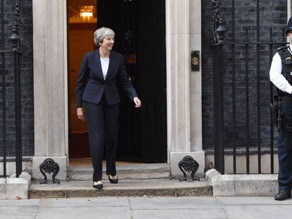 La primera ministra británica, Theresa May, sale el número 10 de Downing Street, en Londres.