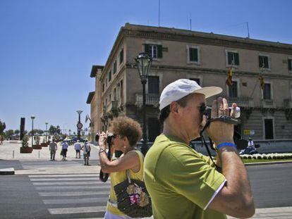 Turistes davant del Parc de la Mar, a Palma de Mallorca.