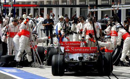 Alonso y Hamilton coinciden en boxes, en la pole de Hungría de 2007.