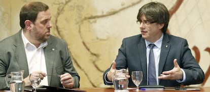 El consejero de Economía, Oriol Junqueras, y el presidente de la Generalitat de Cataluña, Carlos Puigdemont.