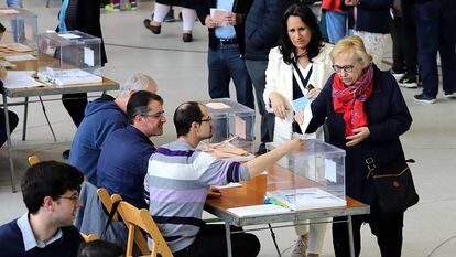 Votantes en un colegio de Girona.