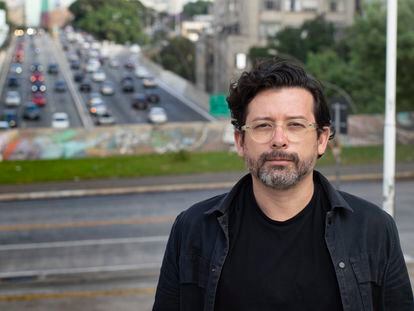 El escritor brasileño J. P. Cuenca, en una calle de São Paulo.